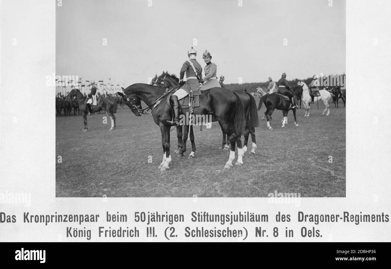 Il Principe della Corona Guglielmo di Prussia (centro, volto voltato) e la Principessa della Corona Cecilie di Meclemburgo (volto girato) partecipano alle celebrazioni del 50° anniversario della fondazione del Re Reggimento Dragoon Friedrich III (2° Slesiano) n.8 a Oels in bassa Slesia (oggi Olesnica in Polonia). Cecilie era capo del reggimento. Foto Stock