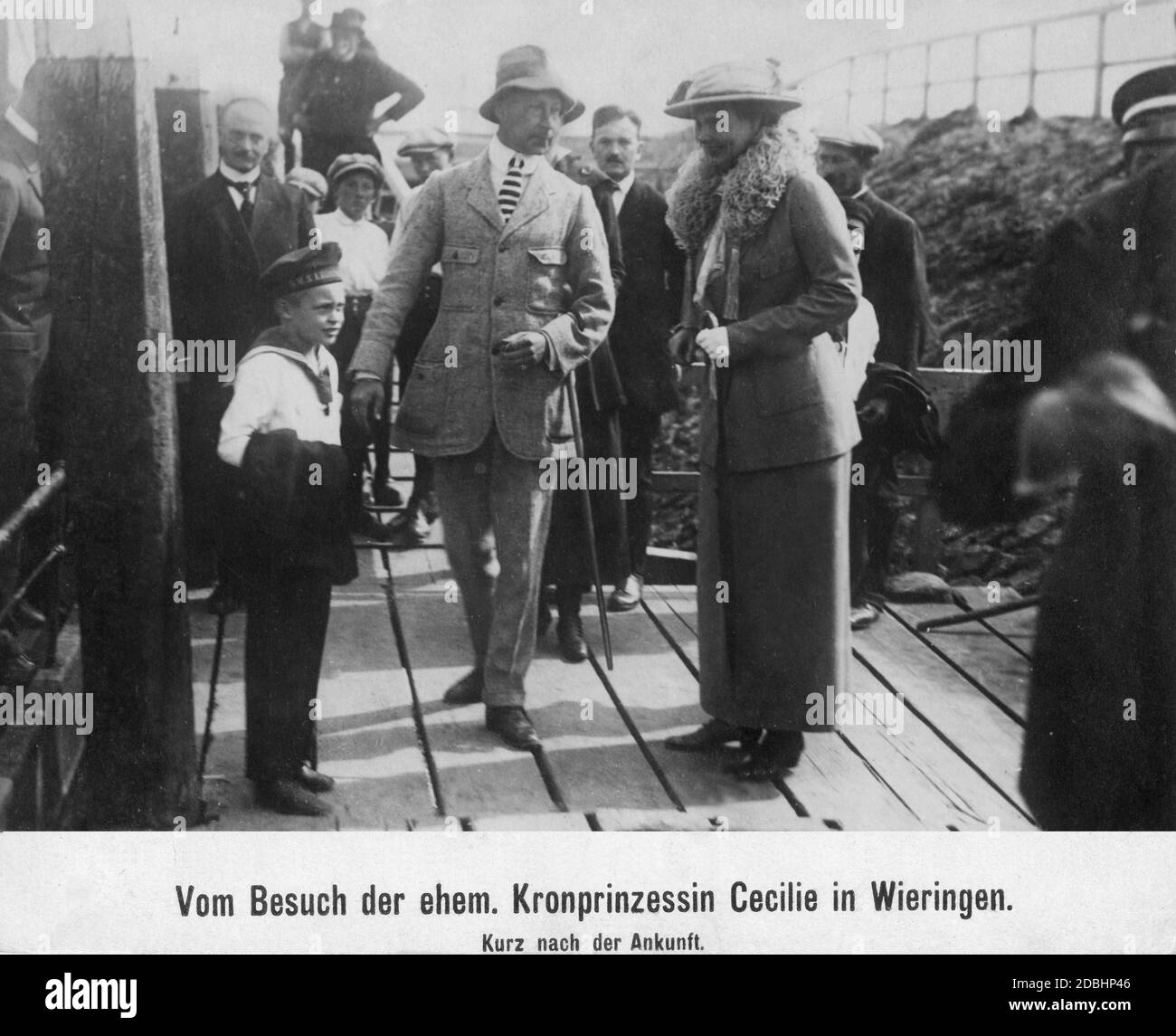 Da sinistra a destra: Friedrich di Prussia (figlio minore di Guglielmo e Cecilia), Guglielmo di Prussia e Cecilie di Mecklenburg. Cecilie e i suoi figli visitarono il marito Wilhelm a Wieringen nel 1919. Wilhelm era andato in esilio nei Paesi Bassi dopo la deposizione dell'imperatore e non è stato permesso di entrare in Germania per un po'. Foto Stock