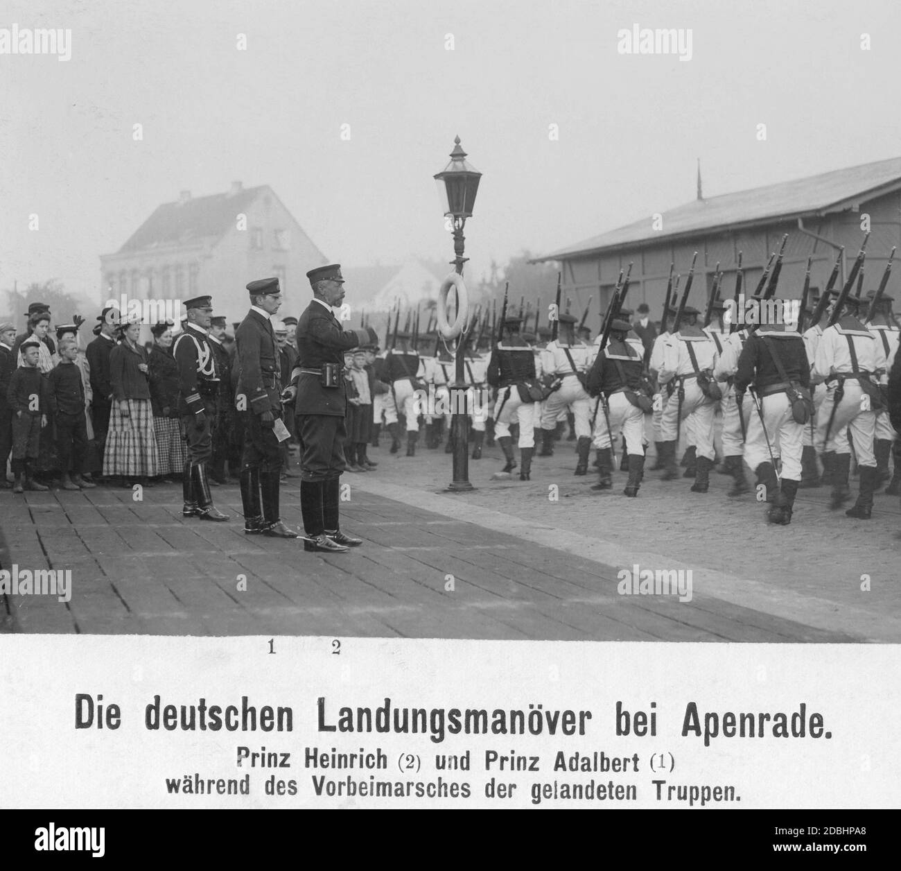 L'ammiraglio Principe Enrico di Prussia (a destra) e il Principe Adalberto di Prussia (al centro) guardano la marcia delle truppe di sbarco in Apenrade (oggi Aabenraa in Danimarca) durante la manovra di atterraggio della Marina Imperiale nel 1907. Foto Stock