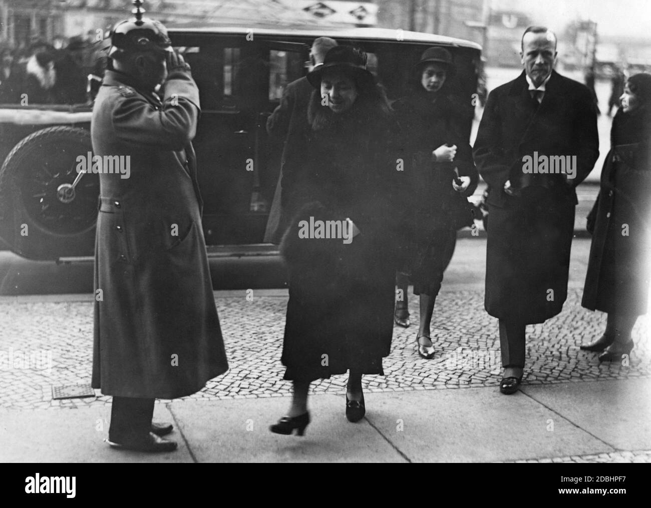 Hermine Reuss Elder Line (al centro), la seconda moglie dell'imperatore Guglielmo II, ha partecipato ad una cerimonia nella Chiesa commemorativa dell'Imperatore Guglielmo su un Totensonntag (Domenica dei morti) intorno al 1930. Un ufficiale di artiglieria la saluta. Foto Stock