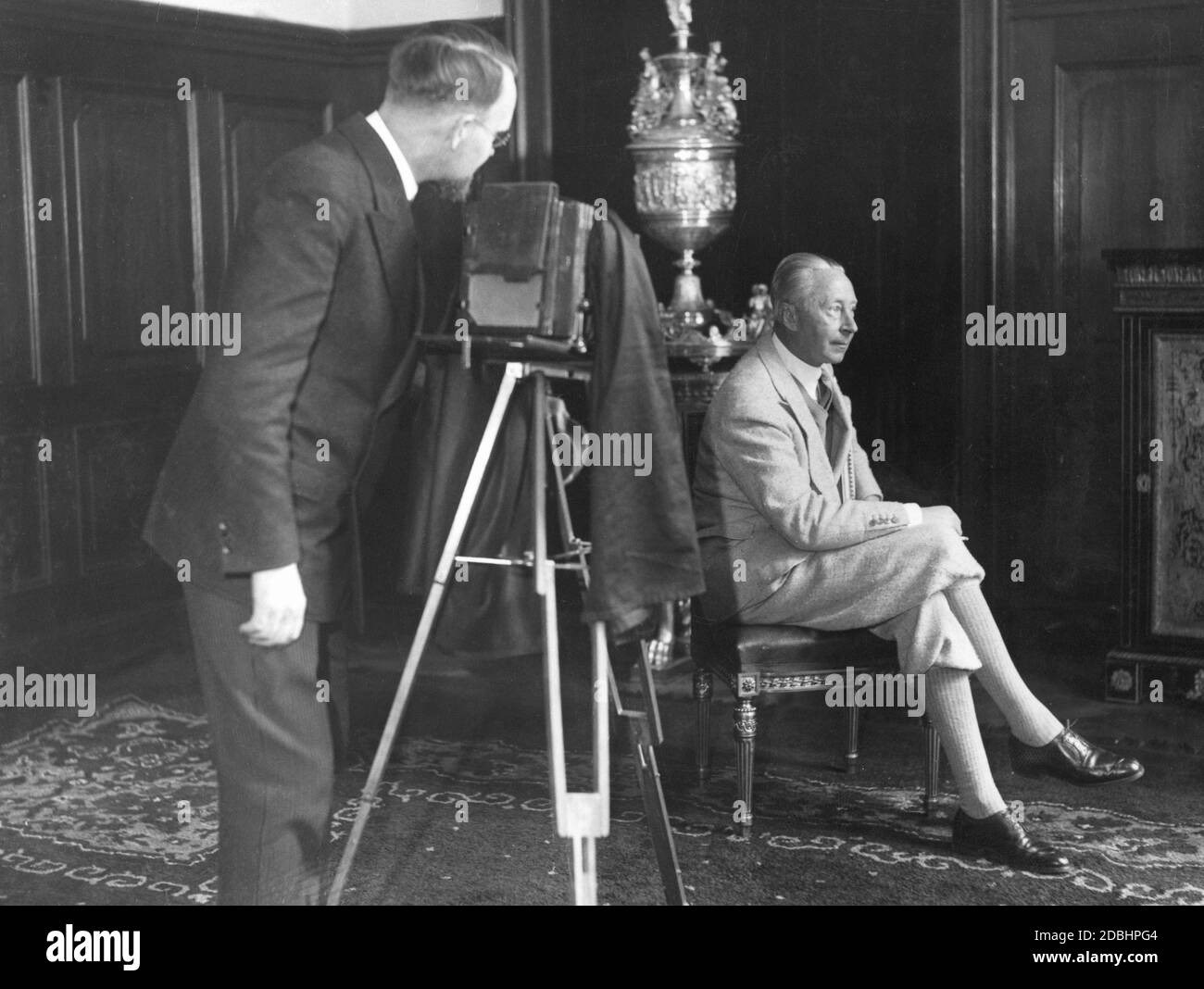 Il principe ereditario Wilhelm di Prussia si siede ancora in modo che il fotografo Dorneth possa scattare una foto di lui. La fotografia è stata scattata nel 1932. Foto Stock