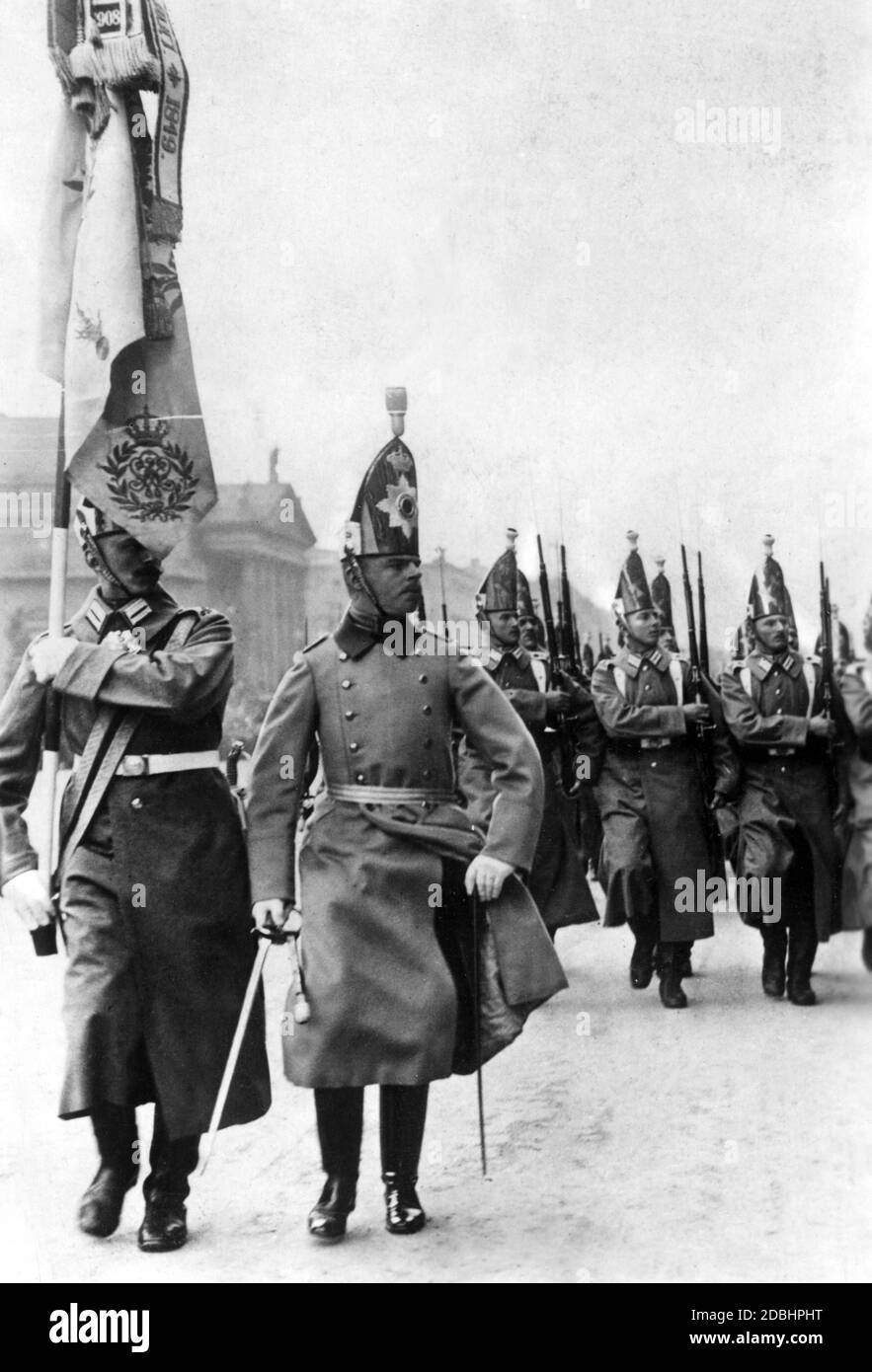 Sfilata della compagnia d'onore del reggimento Kaiser-Alexander-Grenadier(Imperatore Alexander Guards Grenadiers) di fronte alla Zeughaus di Berlino in occasione del compleanno dell'Imperatore Guglielmo II Foto Stock