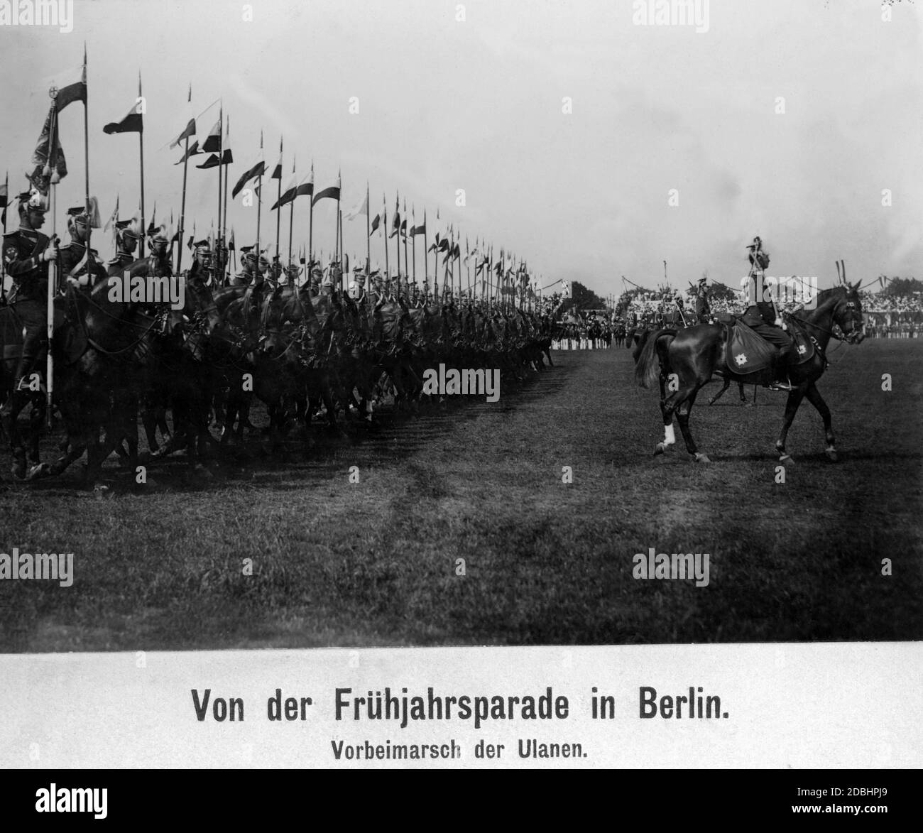 Alla sfilata primaverile a Berlino Uhlans (piloti armati di lance speciali) marcia in tutto il campo. Foto Stock