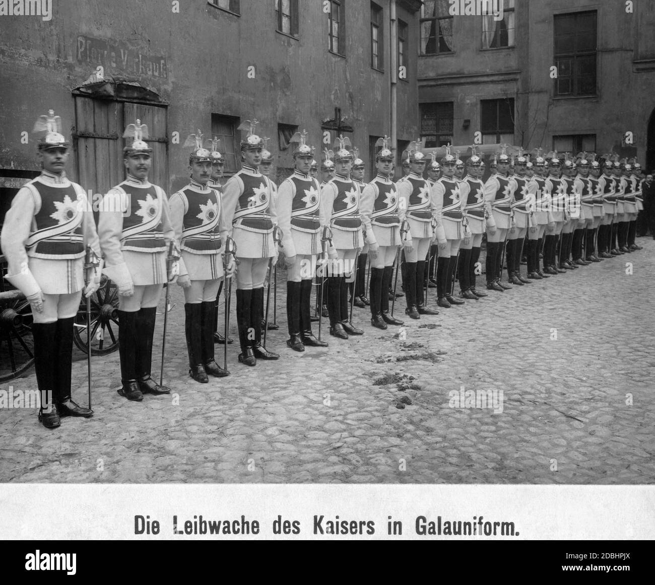 Le uniformi risalgono ai disegni personali di Kaiser Wilhelm II, che si considerava anche un'autorità in materia di gusto e questioni artistiche. Foto Stock