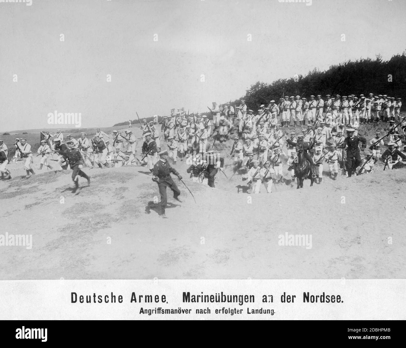 Manovra di attacco di un'unità del corpo di approdo navale della flotta imperiale dopo un atterraggio riuscito al Mare del Nord. La foto illustra come la gente immaginò una guerra imminente, solo pochi anni prima della prima guerra mondiale. Gli ufficiali stanno guidando con le spade tirate, il comandante dell'azienda è a cavallo ed i soldati sono in formazione stretta. Foto Stock