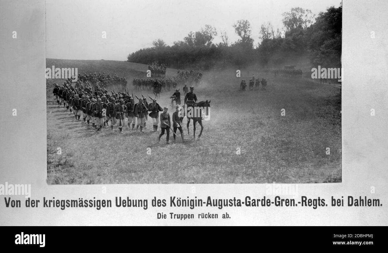 Un esercizio da guerra del Koenigin-Augusta-Garde-Grenadier-Regiment (reggimento della Guardia di Grenadier della Regina Augusta) vicino a Dahlem. Le truppe si stanno ritirando. Foto Stock