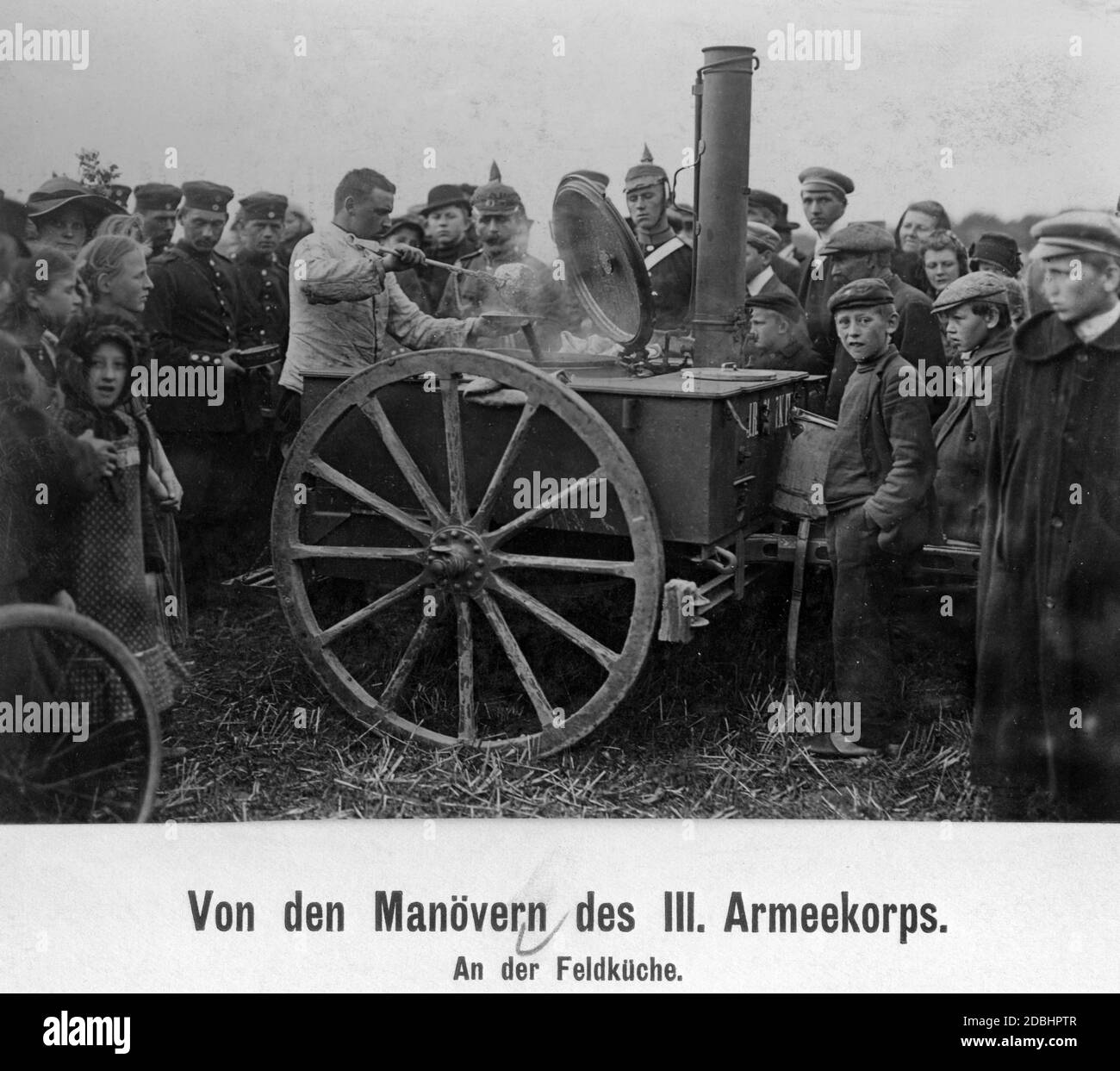 Soldati in una cucina da campo durante una manovra del III corpo dell'Esercito. Foto Stock