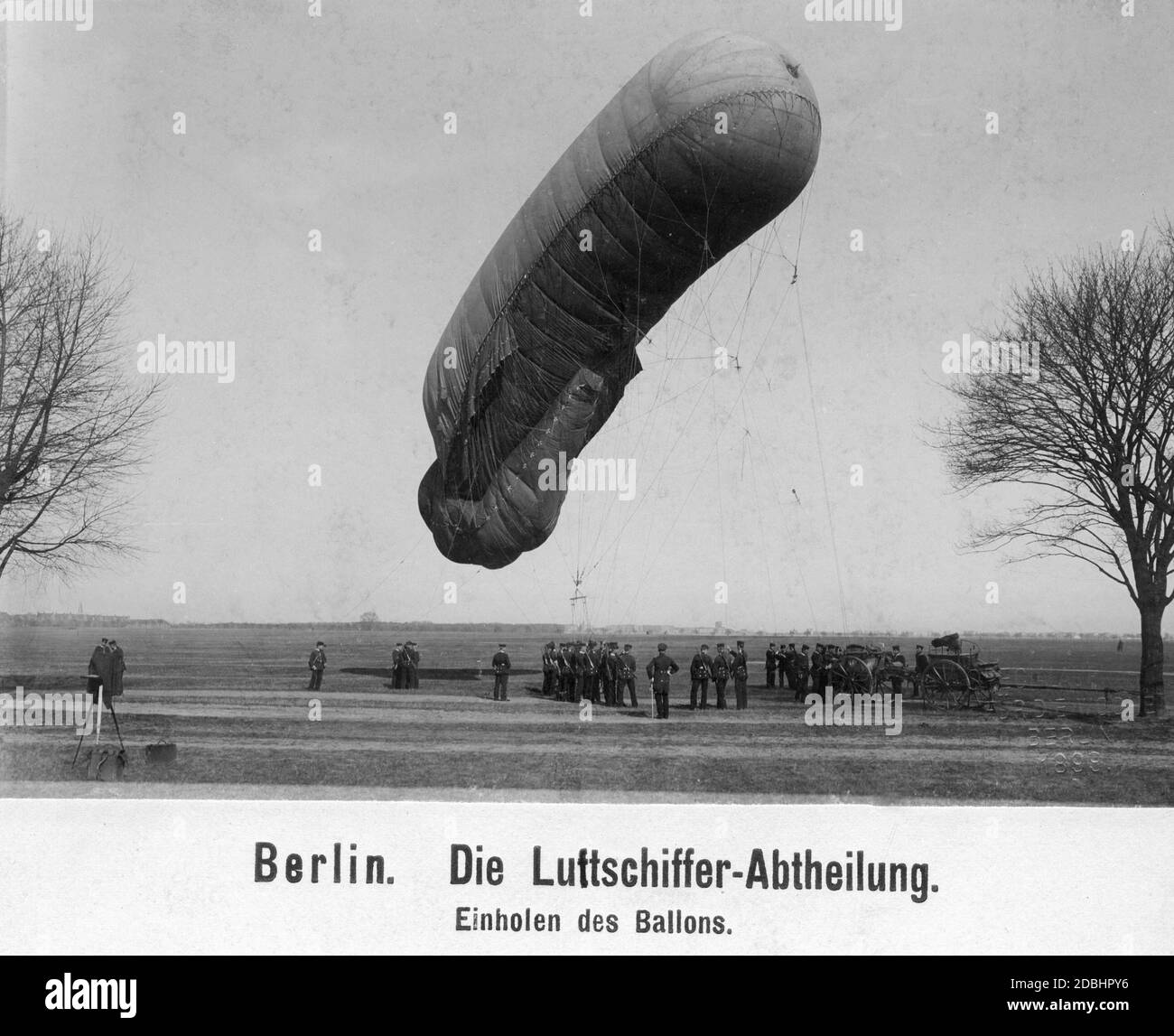 Il Luftschiffer-Abteilung (unità di nave aerea) a Berlino mentre si trasporta giù il pallone. Foto Stock