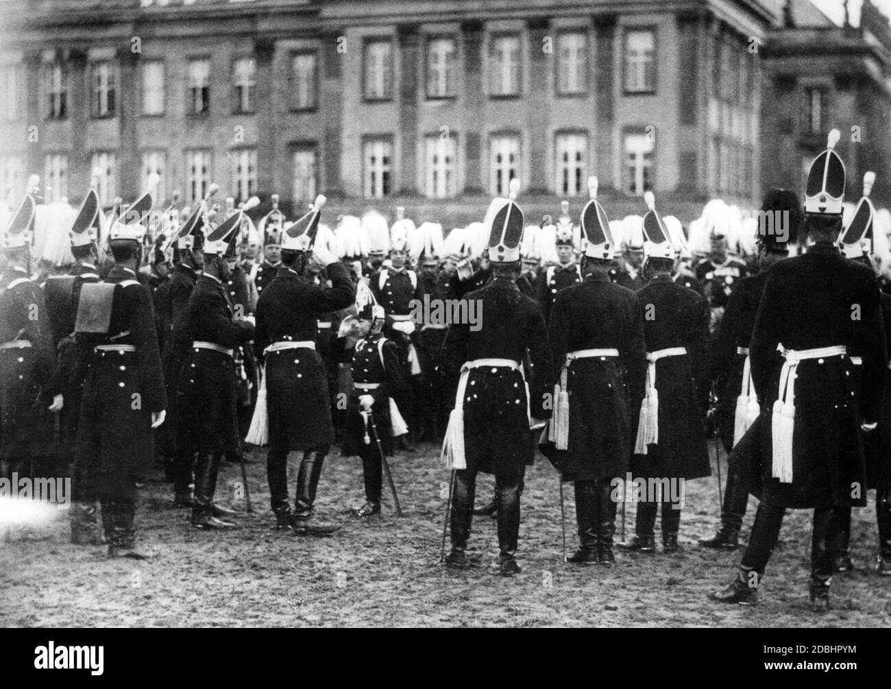 Il figlio maggiore di dieci anni dell'imperatore Guglielmo II si unisce al 1° reggimento della Guardia a piedi di Potsdam come tenente all'età di 10 anni. Saluta gli ufficiali del reggimento, che hanno messo la loro uniforme tradizionale. Foto Stock