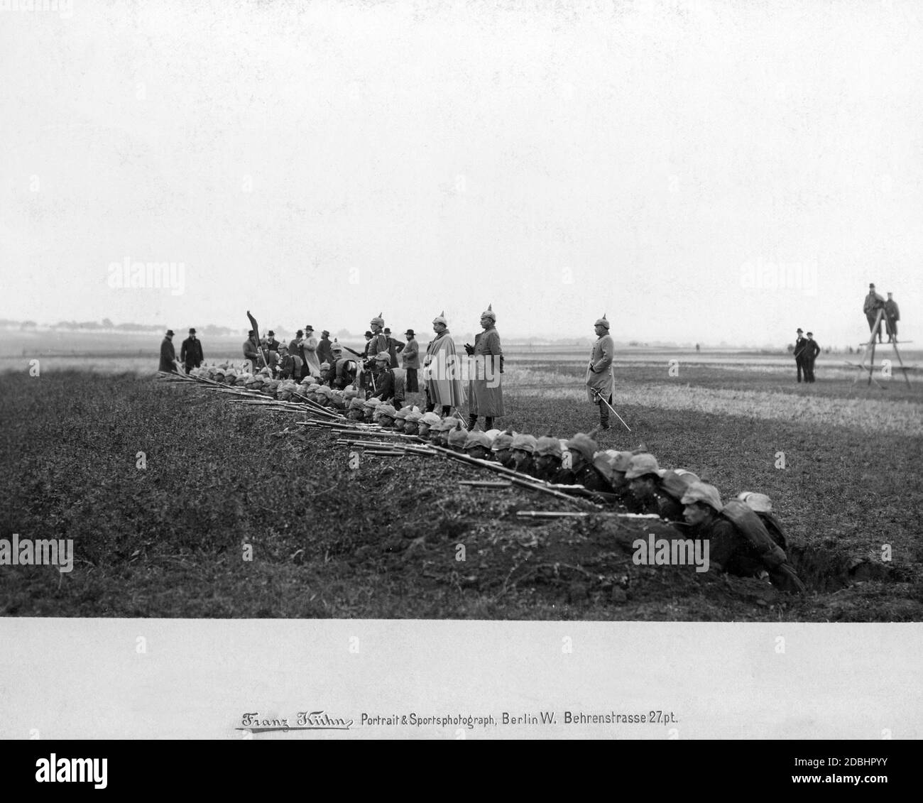 Manovra di Regiment 172 durante gli esercizi con Gewehr 1888. La foto mostra la linea di sparo. Foto Stock