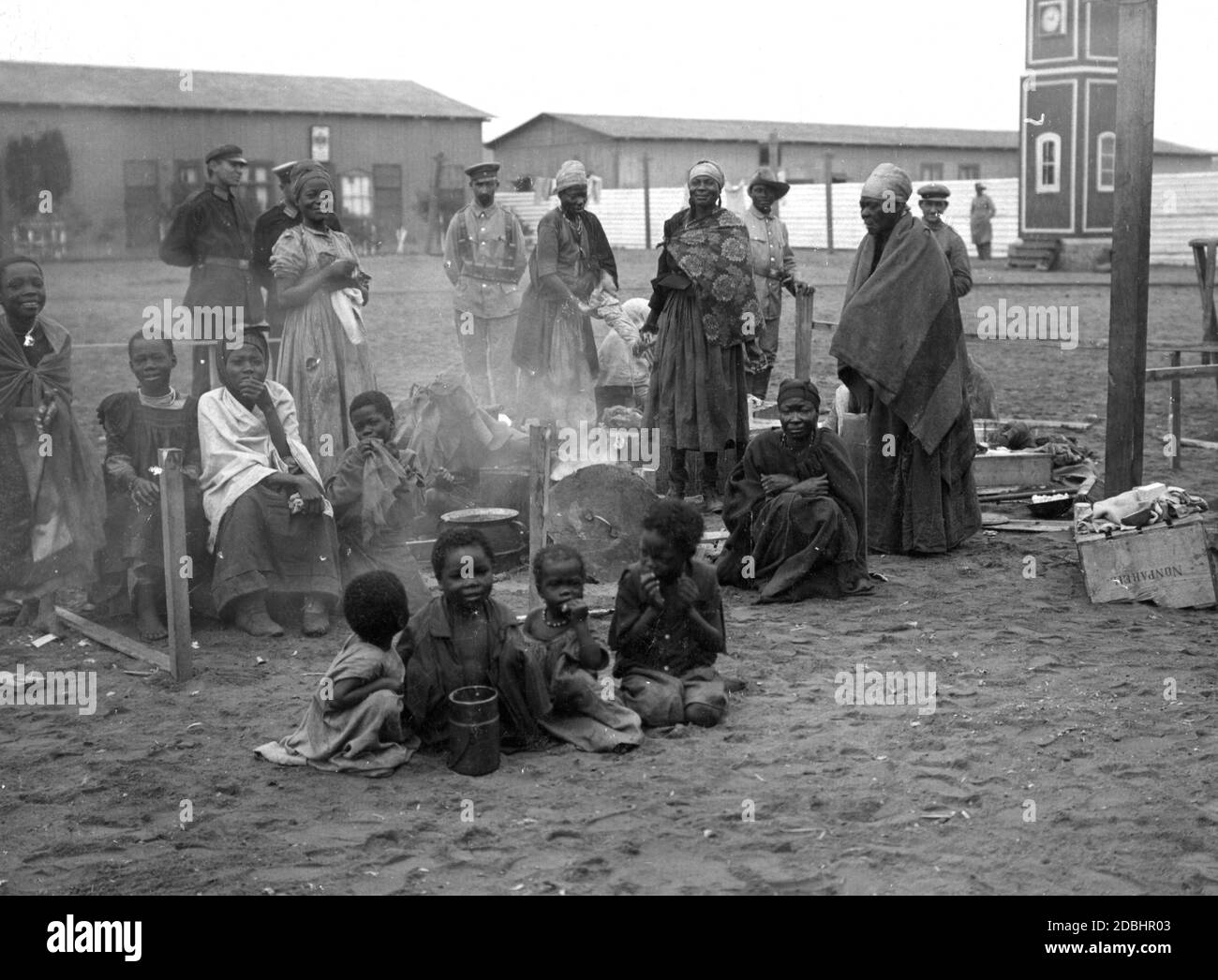 Catturati donne e bambini degli Ereros ribelli che si sono levati in piedi contro il governo coloniale tedesco in Sud Africa occidentale. Foto Stock