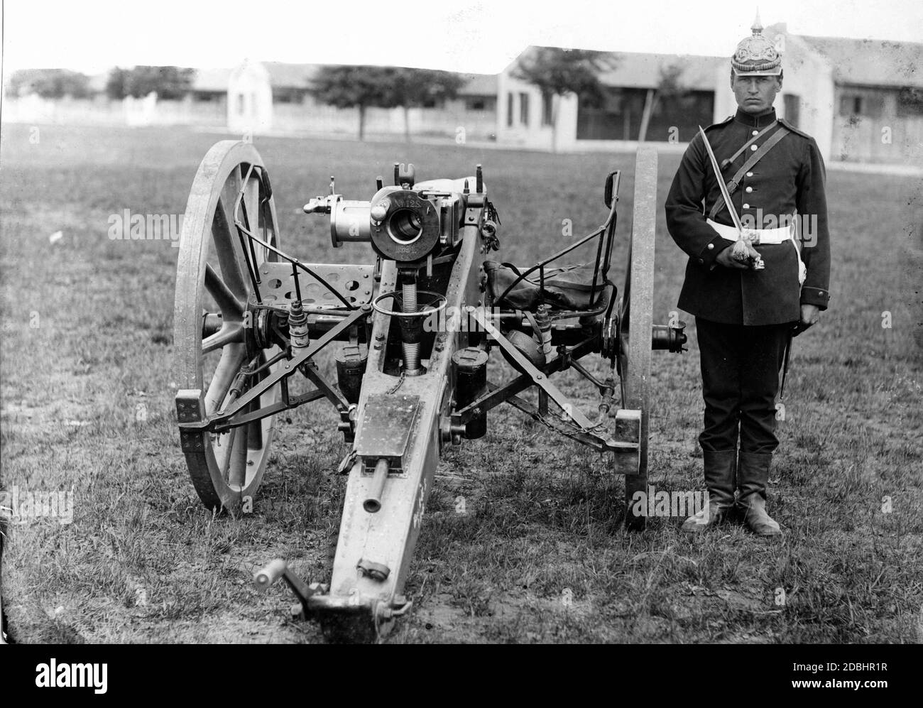 Un gunner della Baviera accanto a una pistola. Foto Stock