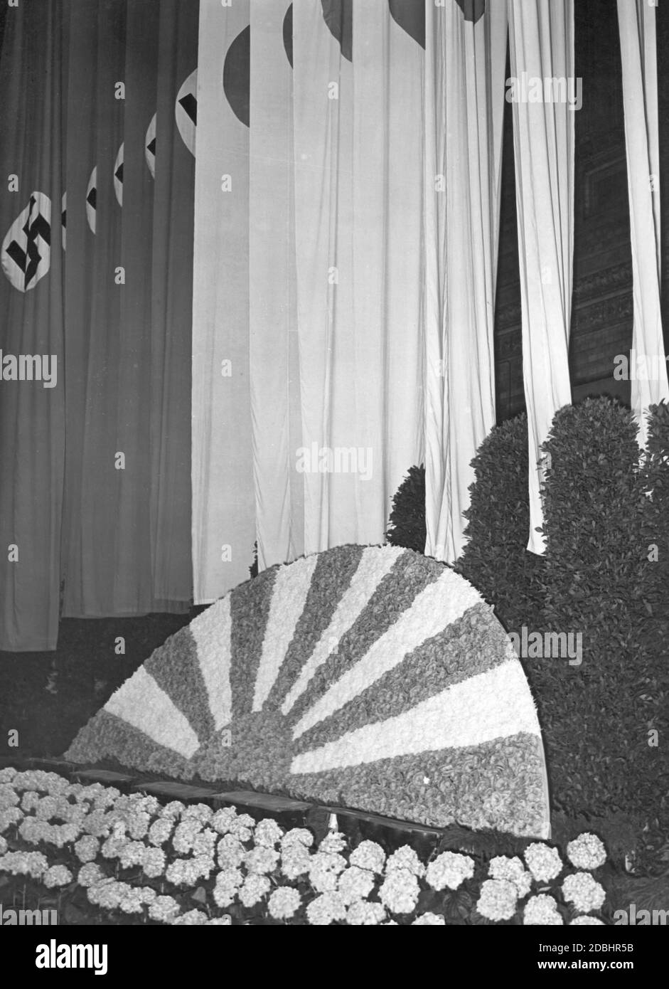L'Anhalter Bahnhof di Berlino, dove arriverà il ministro degli Esteri giapponese, è decorato con fiori e bandiere. Foto Stock