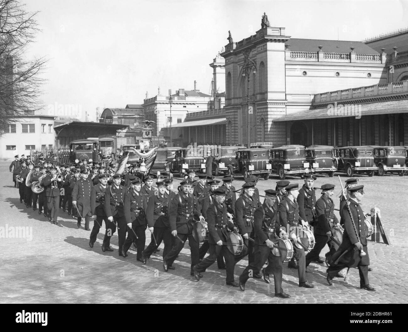 "Arch of the Marine Company to the Maikaeferkaserne on Chausseestrasse in Berlin in occasione dell'Heldengendenktag ("giorno della commemorazione degli Eroi"). Questa unità navale fu inviata dalla Scuola Navale Friedrichsort.' Foto Stock