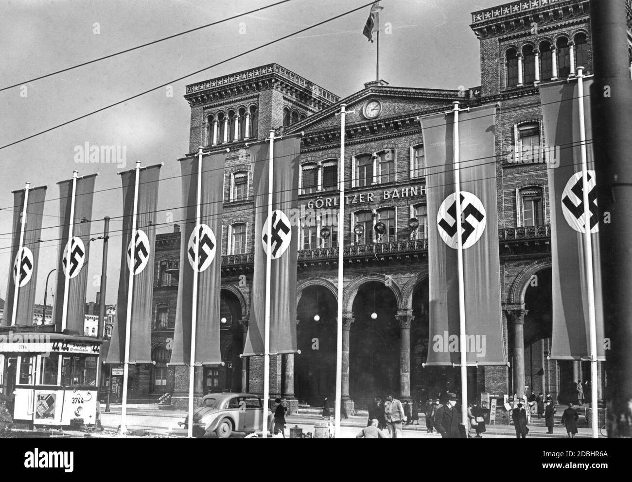Alla stazione di Goerlitz si preparano i preparativi per l'arrivo di Adolf Hitler il 17 marzo 1939. In precedenza era andato al Protettorato di Boemia e Moravia. Una fila di bandiere di swastika è stata issata davanti all'ingresso della stazione. Foto Stock