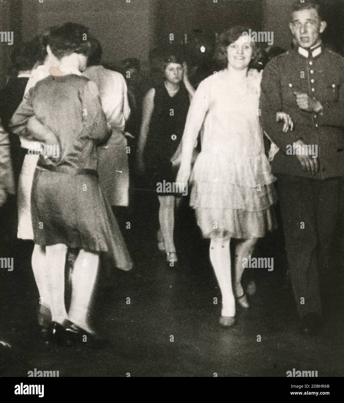Pista da ballo nel nightclub Englischer Hof di Berlino nel 1929. Un soldato del Reichswehr è inoltre in piedi sulla pista da ballo accompagnata dal suo compagno di ballo. Foto Stock