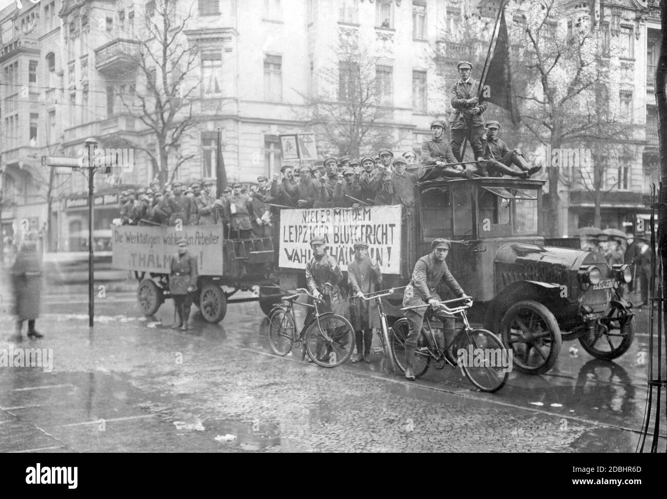 'Rally KPD per l'elezione del presidente del Reich. Essi si battono con bandiere che recavano ''i lavoratori votano per il lavoratore Thaelmann'' e 'possiedono con il Lipsia Blutgericht (tribunale del sangue) voti per Thaelmann''. Foto Stock