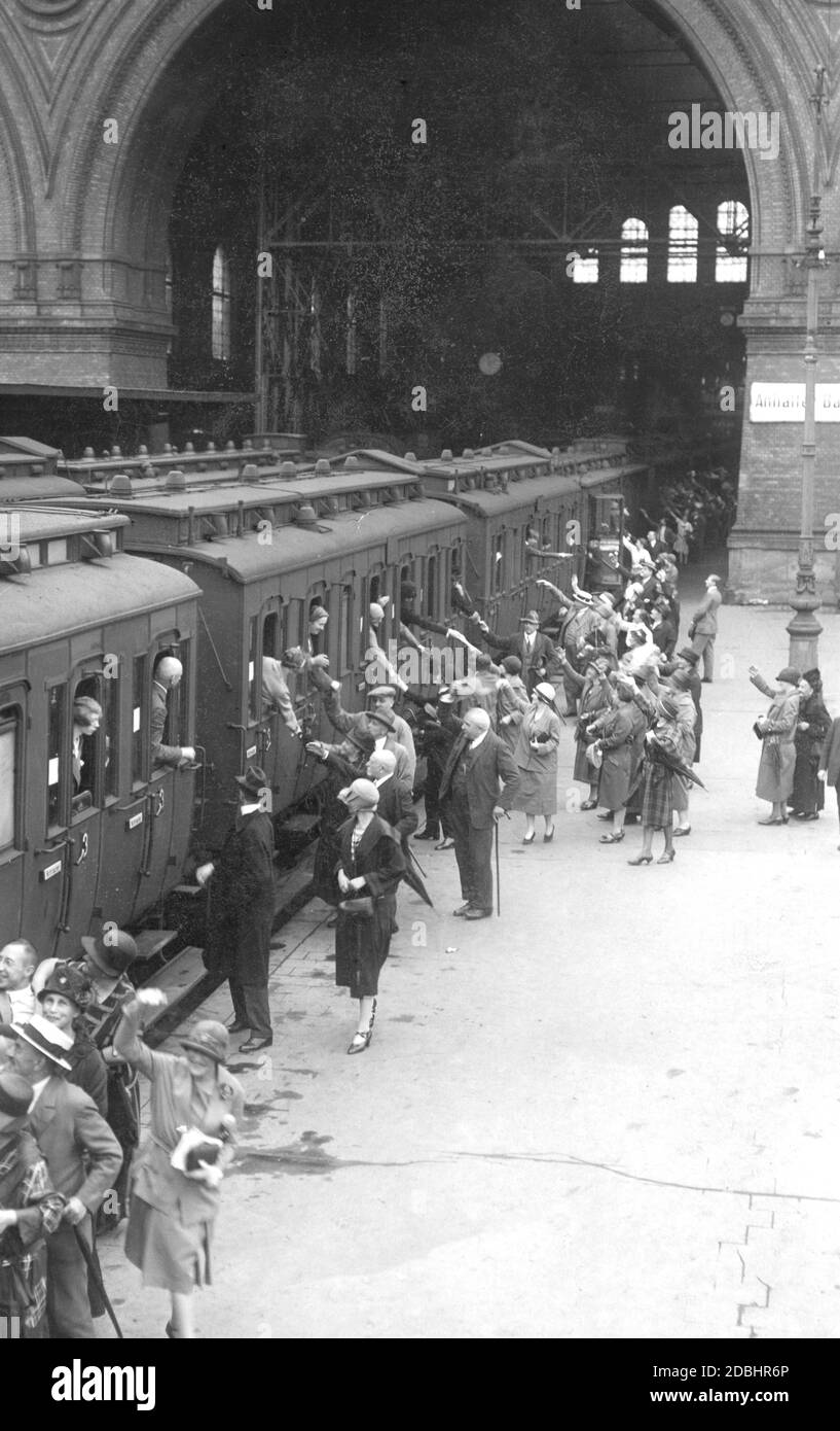 Molti dicono Arrivederci ai loro parenti al Bahnhof di Berlino. Foto Stock