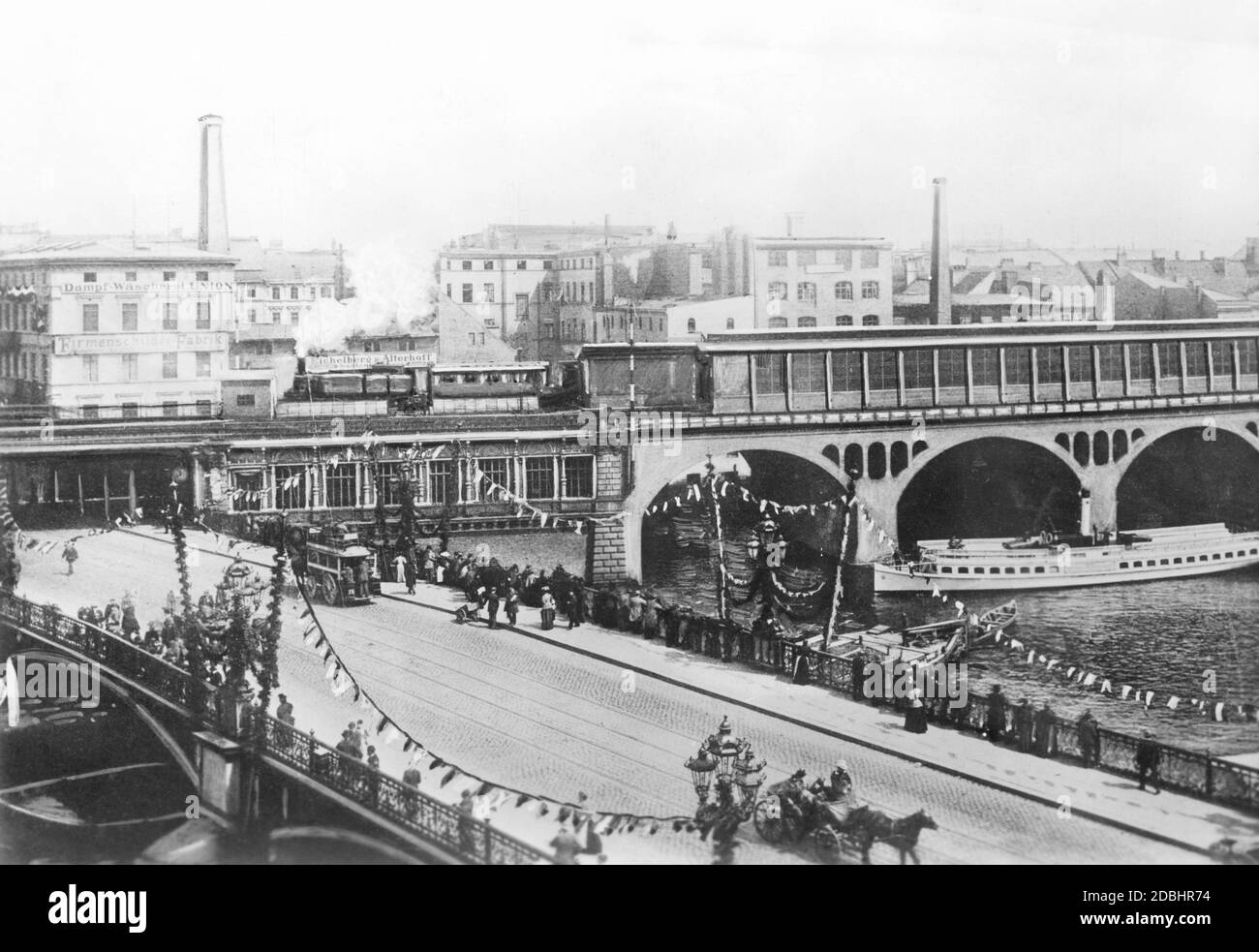 Vista della vecchia stazione Jannowitzbruecke durante l'apertura della Stadtbahn (ferrovia leggera) a Berlino. Questo si proveniva dall'est di Berlino all'estremo ovest fino a Charlottenburg. È stata la prima ferrovia viaduct europea in tutta la città." Foto Stock