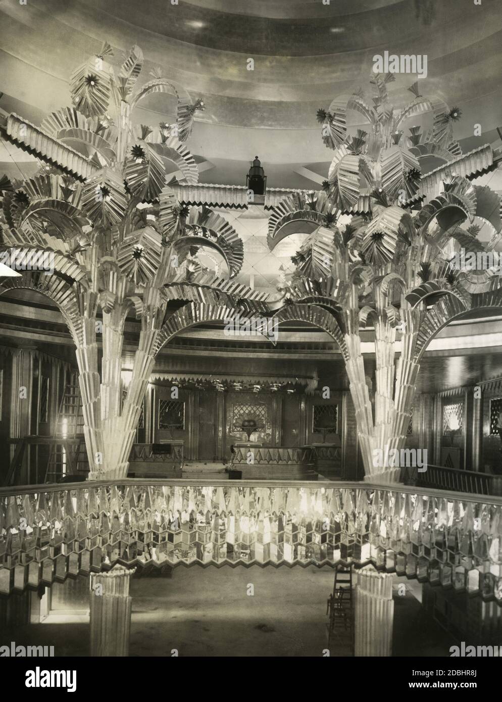 'La fotografia mostra il Palmensaal (''Palm Hall''), una sala da ballo lussuosamente arredata fiancheggiata da palme artificiali, nella Casa delle Nazioni (anche: Haus Vaterland) a Potsdamer Platz a Berlino-Mitte. L'ex Ufa-Haus era stata ricostruita nel 1929." Foto Stock
