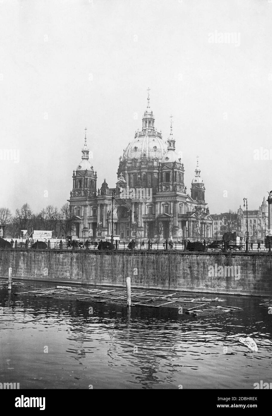 L'immagine mostra le zattere sul Kupfergraben e dietro di loro la Cattedrale di Berlino nel 1927. Sull'estrema destra si trova l'Adlersaeule. Foto Stock