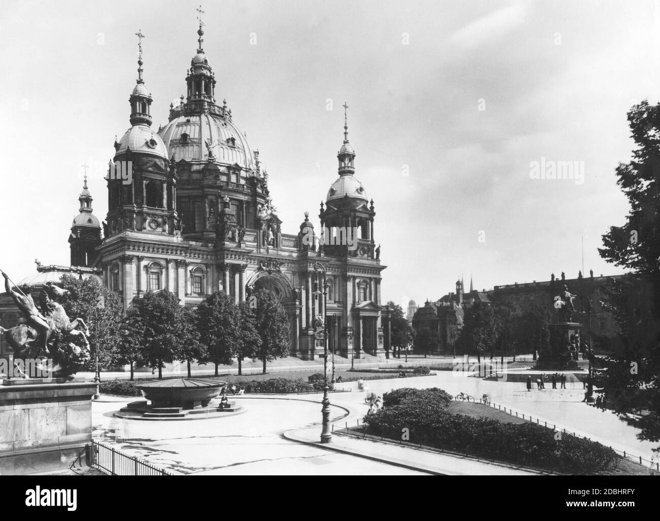 'La foto mostra la Cattedrale di Berlino e il Lustgarten con il Granitschale (Granite Bowl Monument) e le statue di fronte ad essa nel 1933. La statua ''Loewenkaempfer'' (''Lion Fighter'') sulla sinistra appartiene all'ingresso del Museo Altes, sulla destra si trova la statua equestre di Friedrich Wilhelm III.' Foto Stock