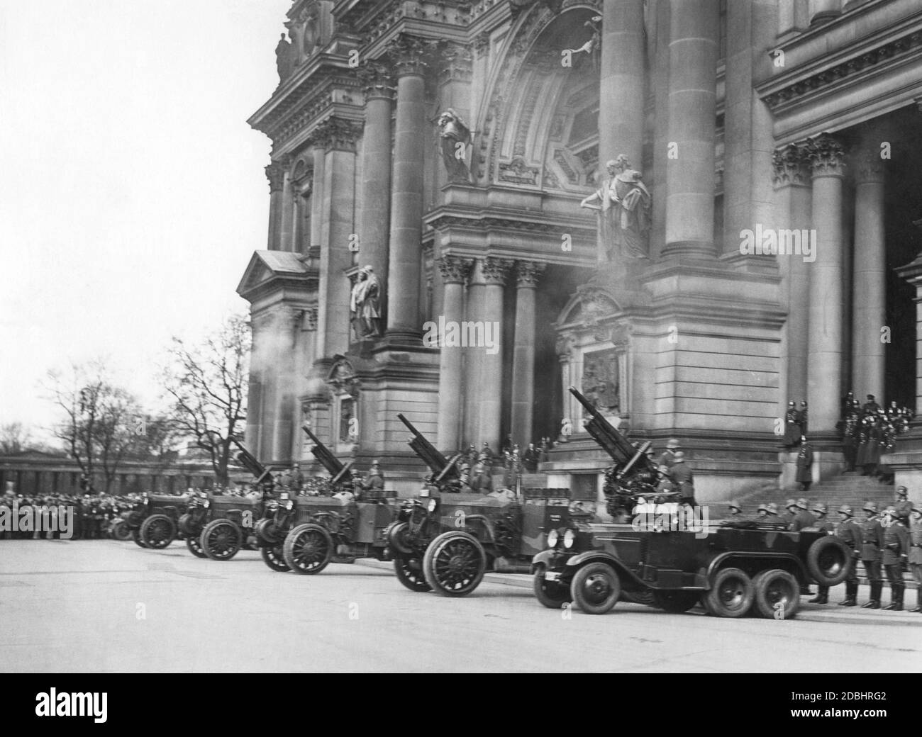 Il giorno di Potsdam (21 marzo 1933) si è svolta una sfilata della guarnigione berlinese del Reichswehr di fronte alla Cattedrale di Berlino, cui ha partecipato anche il comandante della città. Foto Stock