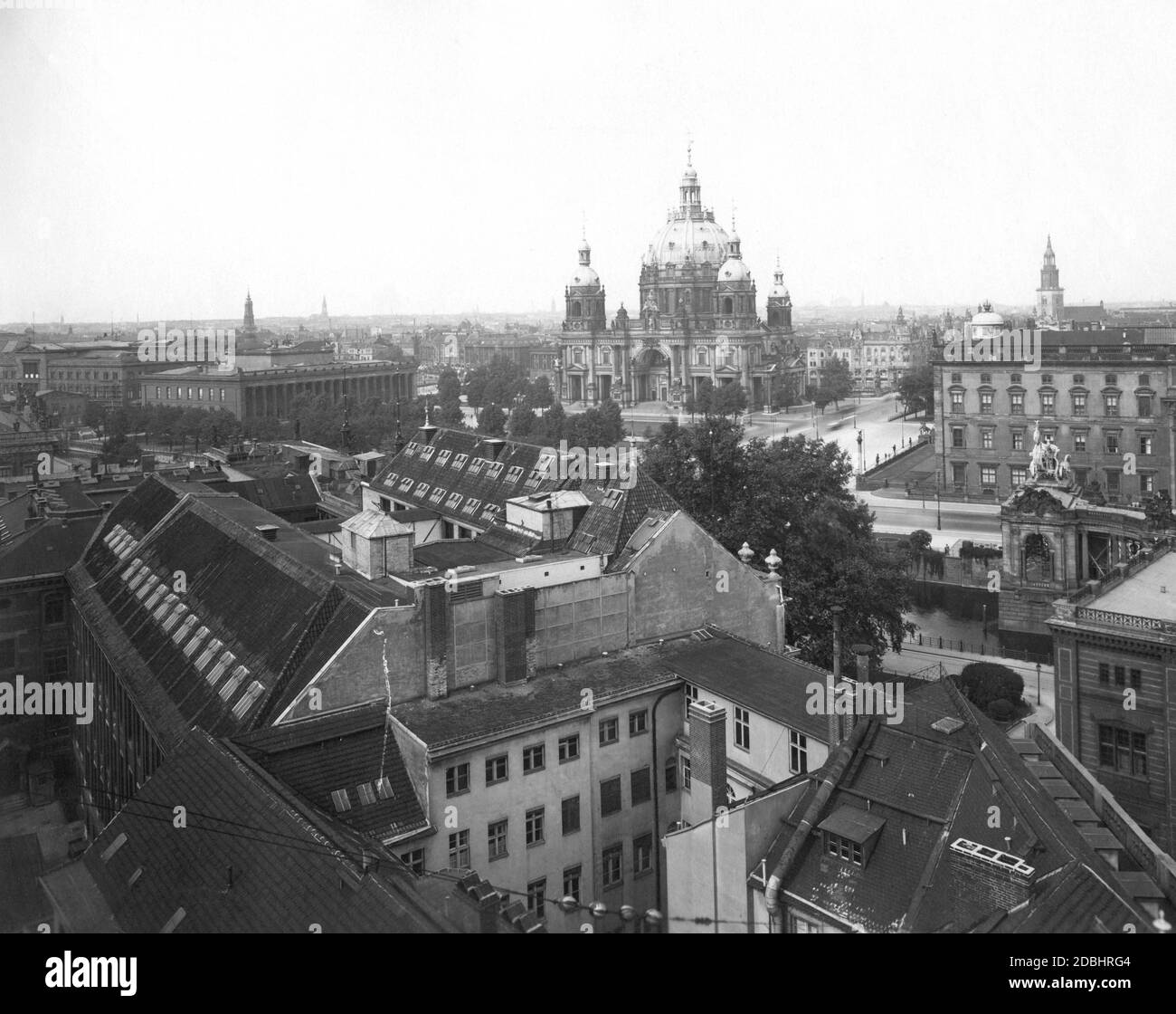 La fotografia mostra la Cattedrale di Berlino di fronte al Lustgarten (centro) nel 1929, con il Museo Altes sulla sinistra. Sulla destra si trova una parte del Palazzo di Berlino, di fronte al Monumento Nazionale Kaiser Wilhelm, sullo sfondo la Chiesa di Santa Maria. La foto è stata scattata sul campanile della Chiesa di Friedrichswerder (vista in direzione nord-est). Foto Stock