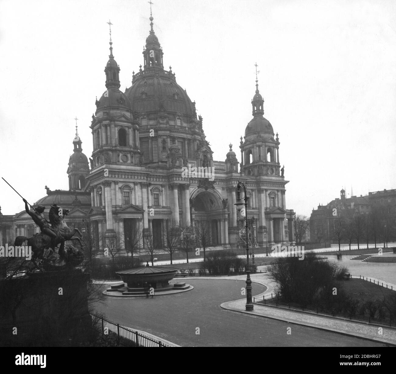 'L'immagine mostra la Cattedrale di Berlino e il Lustgarten davanti con il Granitschale (Monumento alla ciotola di granito) e le statue nel 1930. La statua ''Loewenkaempfer'' (''Lion Fighter'') sulla sinistra appartiene all'entrata del Museo Altes. Di fronte all'ingresso della cattedrale ci sono due ponteggi.' Foto Stock