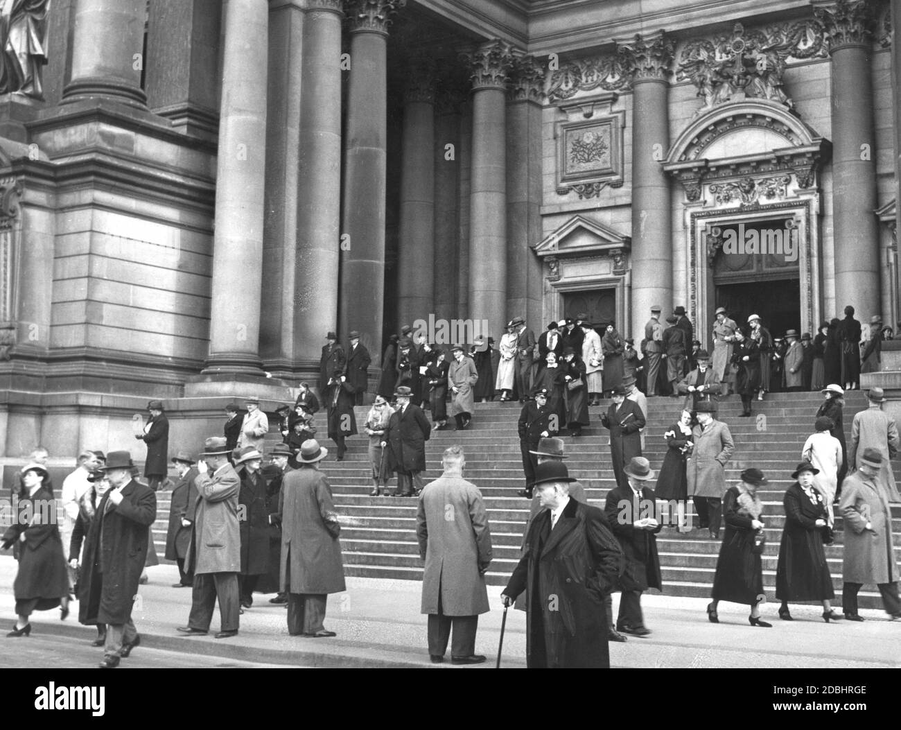 La fotografia mostra l'ingresso principale alla Cattedrale di Berlino il 10 aprile 1936. Il servizio del Venerdì Santo è appena terminato e i churchgoers stanno lasciando la Cattedrale. Foto Stock