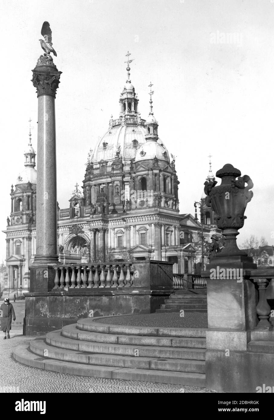 La foto del 1932 mostra l'Adlersaeule (colonna dell'aquila), che si trovava di fronte al Castello di Berlino, dietro la Cattedrale di Berlino. Foto Stock