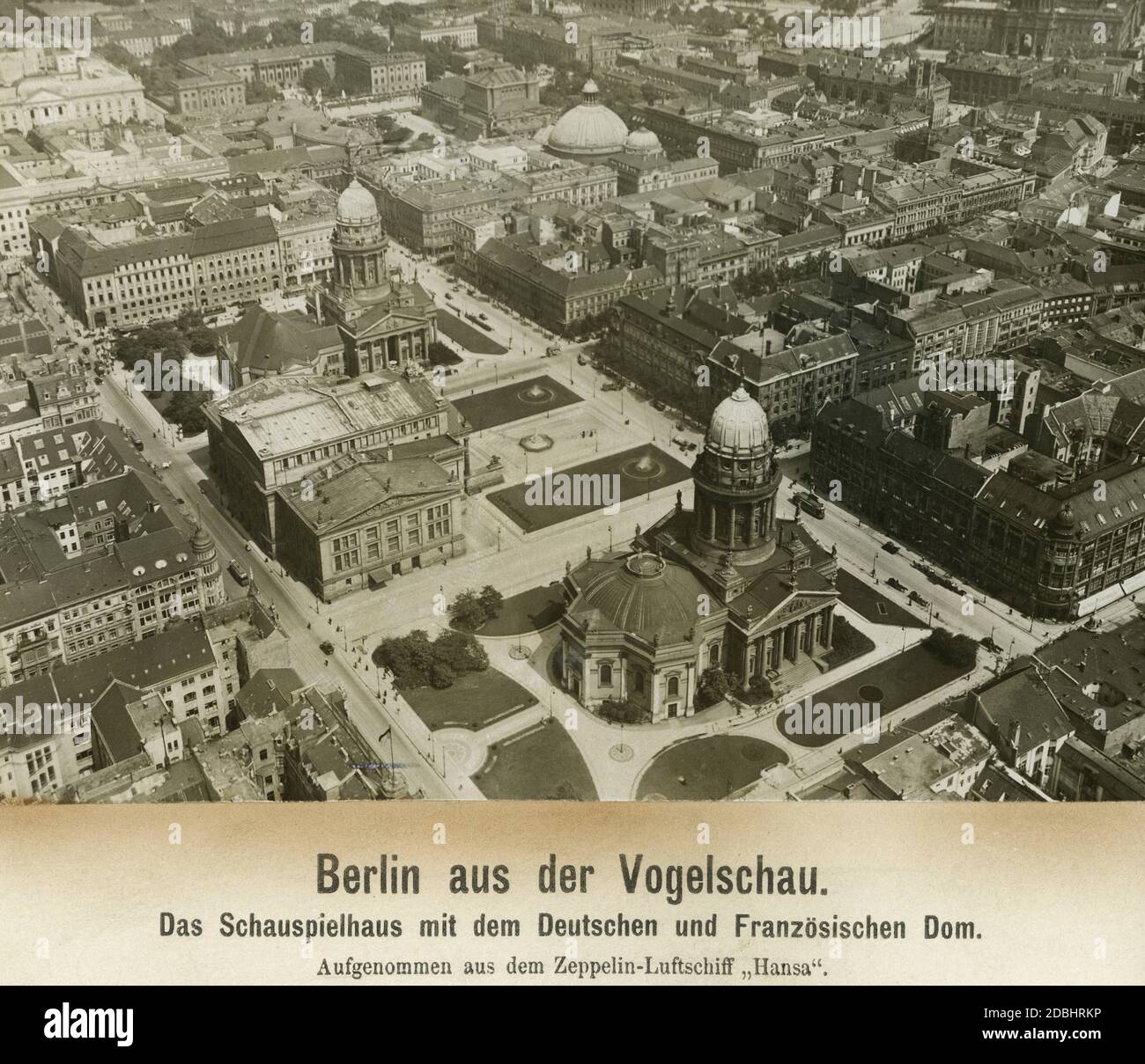'L'immagine mostra le cattedrali francese e tedesca e la Schauspielhaus am Gendarmenmarkt di Berlino. La piazza è delimitata da Charlottenstrasse e Markgrafenstrasse, che intersecano Mohrenstrasse, Taubenstrasse, Jaegerstrasse, Franzoesische Strasse, Behrenstrasse e, sullo sfondo, il magnifico viale Unter den Linden. L'Università di Humboldt e la Cattedrale di San Hedwig a Bebelplatz si trovano anche in questa zona. La foto è stata ripresa dalla Zeppelin LZ 13 ''Hansa''. Foto Stock