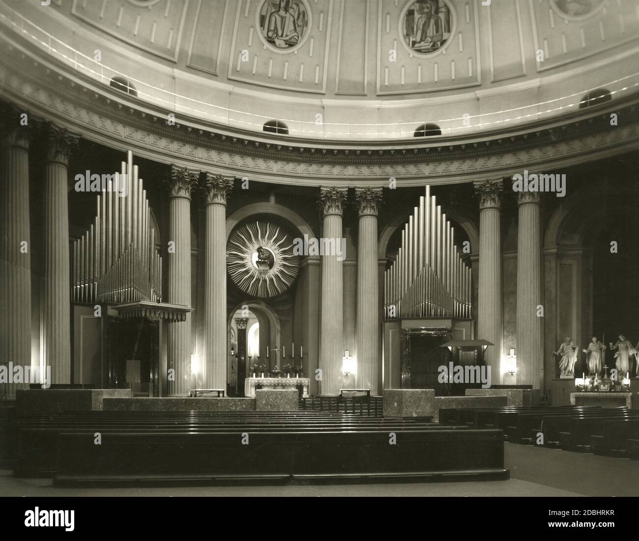 La fotografia del 1935 mostra l'interno della Cattedrale di Sant'Edvige a Bebelplatz, Berlino-Mitte. Foto Stock