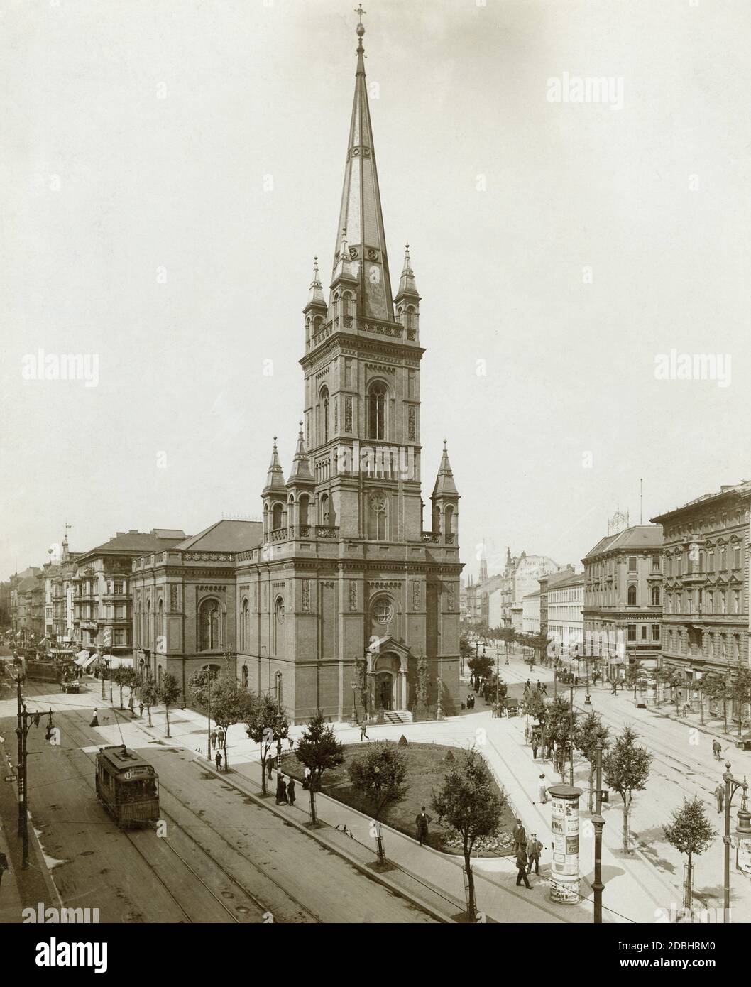 La fotografia del 1909 mostra la Jerusalemkirche a Berlino-Mitte (oggi sede  della Axel Springer House). Sulla sinistra, una strada della linea 13 corre  lungo Jerusalemer Strasse, che era ancora completa a quel