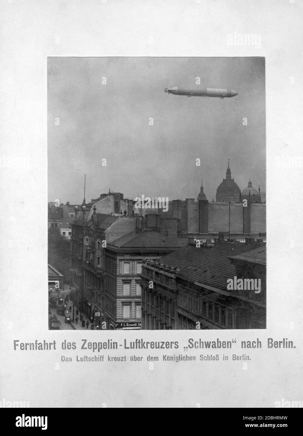 "L'incrociatore aereo Zeppelin LZ10 "Schwaben" ha volato sulla città di Berlino durante un viaggio a lunga distanza. Nella foto lo Zeppelin si trova sopra il Palazzo della Città di Berlino. Alle sue spalle, la Cattedrale di Berlino. La foto è stata scattata nel 1911 dalla casa editrice della Scherl-Verlag di Zimmerstrasse 40-41 (sede della Berliner Lokal-Anzeiger). Sotto a sinistra si trova la Jerusalemer Strasse.' Foto Stock