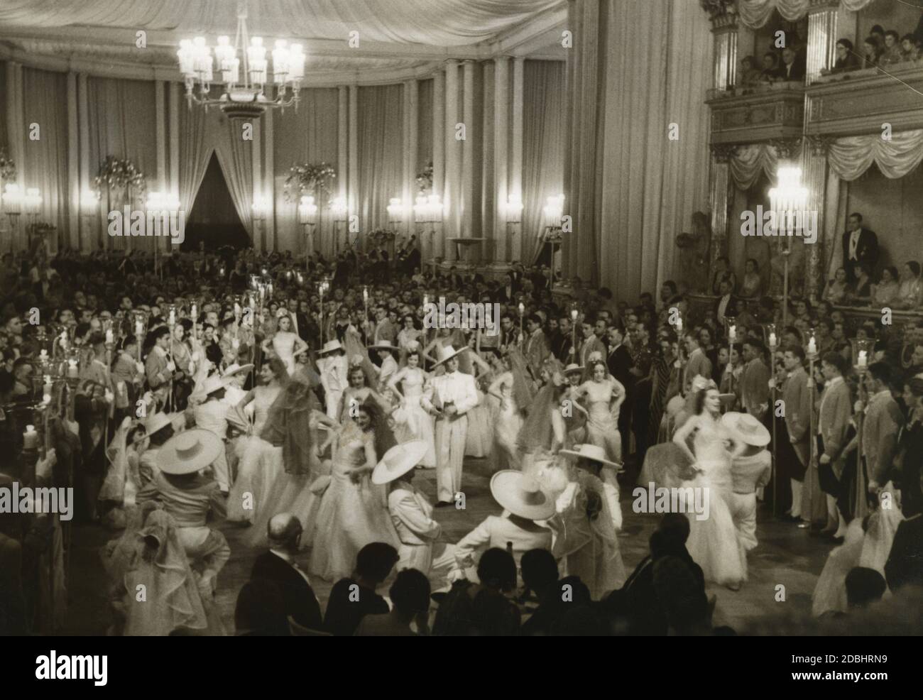 "Nel 1936 il balletto dello Staatsoper di Berlino ebbe un'esibizione. L'Opera Ball è stato organizzato a beneficio della Winterhilfswerk (''Winter Relief Organization'') e del Fondo di sostegno del Teatro di Stato. La foto è stata fatta per il Silberspiegel da Heinrich Hoffmann.' Foto Stock