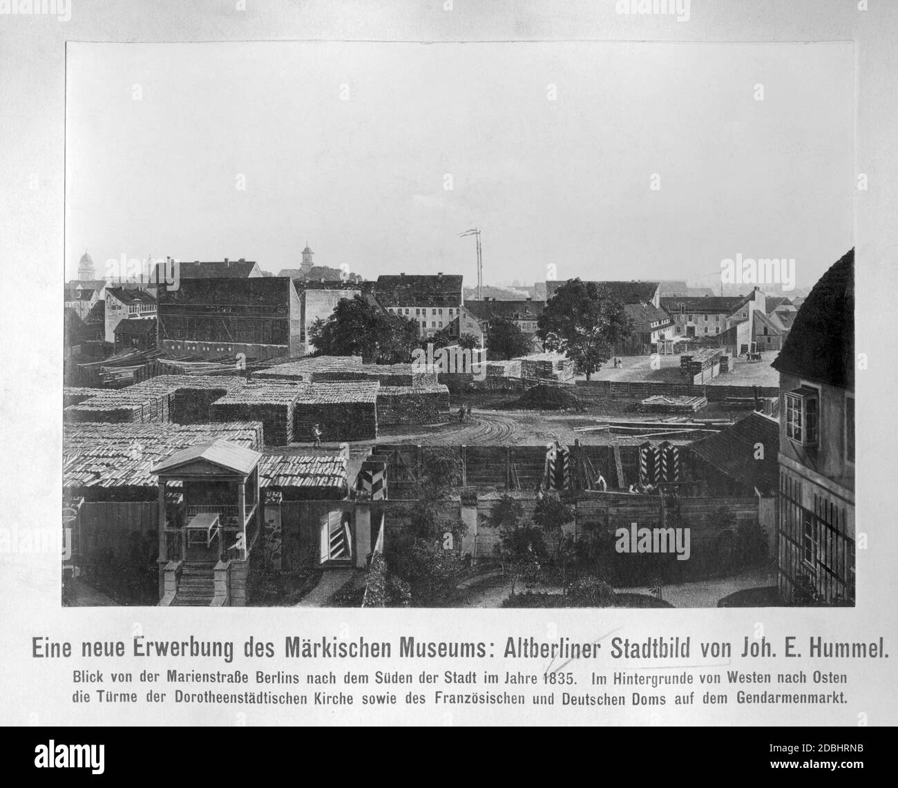 Questo dipinto di Johann Erdmann Hummel mostra il paesaggio urbano di Alt-Berlino (vecchia Berlino) nel 1835, guardando a sud da Marienstrasse a Berlino. Sullo sfondo sono le torri delle cattedrali tedesca e francese su Gendarmenmarkt (a sinistra) e la torre della Chiesa Dorotheenstaedtische (a destra). In primo piano, sono prodotte le scatole di entrata. Foto Stock