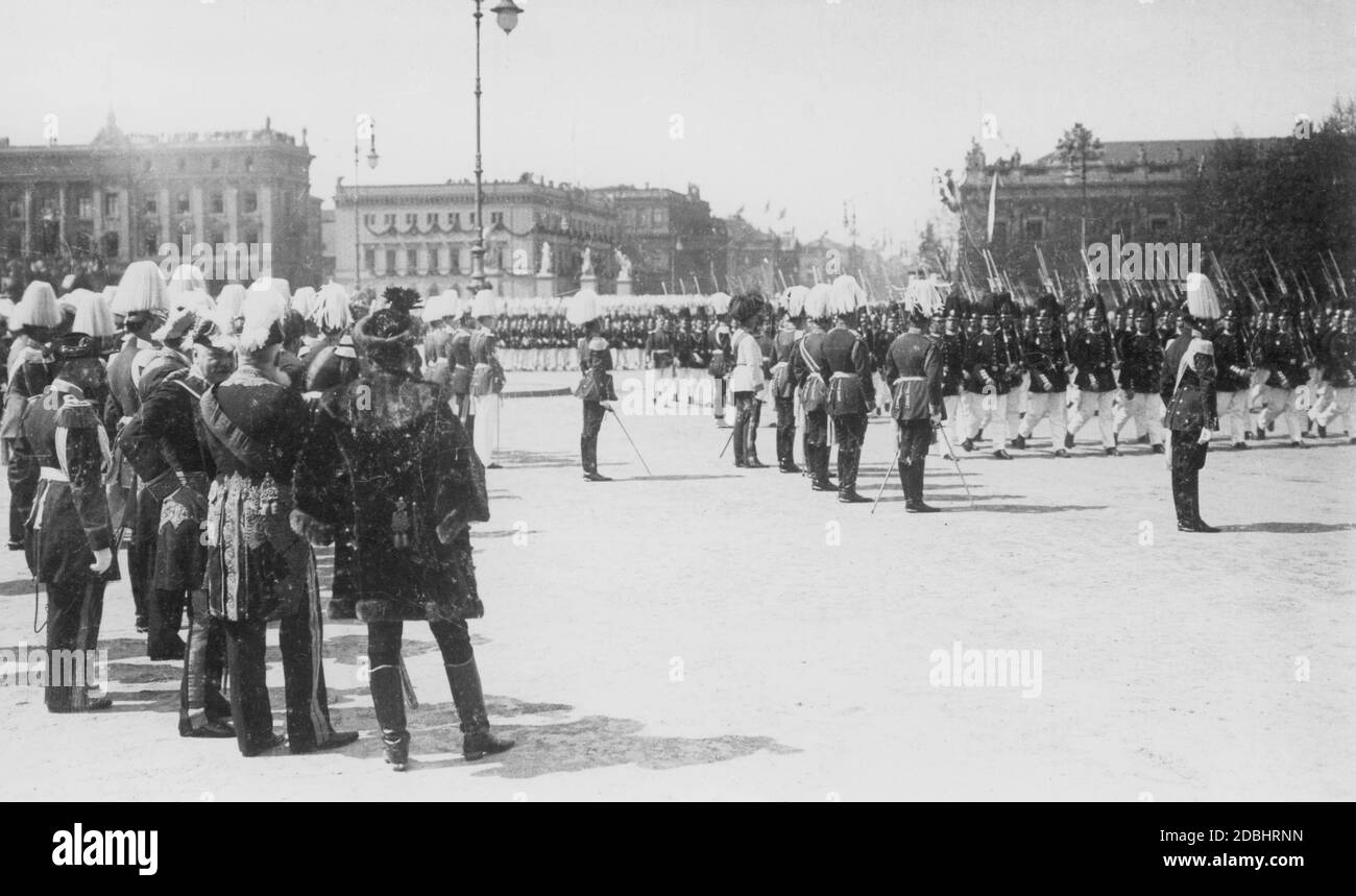 L'imperatore Francesco Giuseppe i d'Austria accanto all'Imperatore Guglielmo II (centro della foto, in uniforme bianca) prende il saluto del Reggimento della Fanteria della Guardia nel Lustgarten di Berlino. L'occasione è la visita di Franz Joseph a Berlino nel 1900. Foto Stock