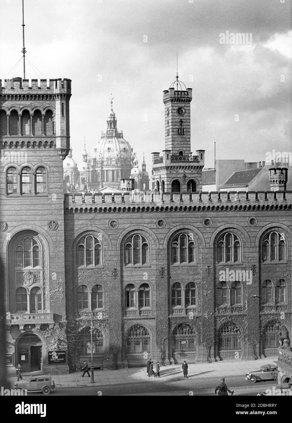 "La fotografia mostra la Sparkasse am Muehlendamm a Berlino nel 1936, poco prima della sua demolizione. Sullo sfondo, la cupola della Cattedrale di Berlino. La 'Skparkasse der Stadt Berlin' era situata nel cosiddetto edificio Muehlendamm.' Foto Stock