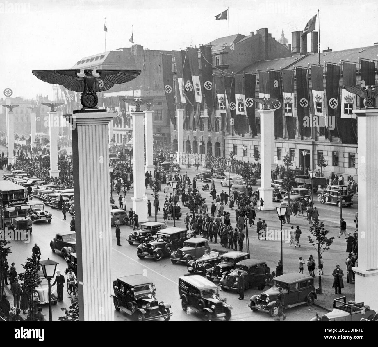 Benito Mussolini ha visitato la Germania tra il 25 e il 29 settembre 1937. L'immagine mostra il viale Unter den Linden a Berlino, decorato con bandiere e simboli nazisti per la visita. Foto Stock