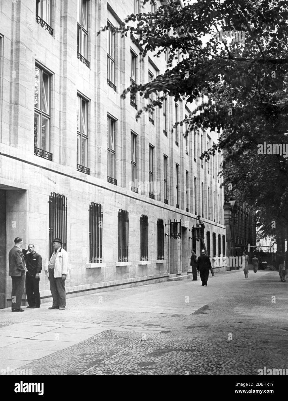 La fotografia mostra l'estensione della Preussische Staatsbank a Jaegerstrasse 22/23 a Berlino l'8 giugno 1939. L'edificio, in costruzione dal 1936, è stato inaugurato il giorno seguente. Il lavoro finale è ancora in corso sulla facciata. Foto Stock