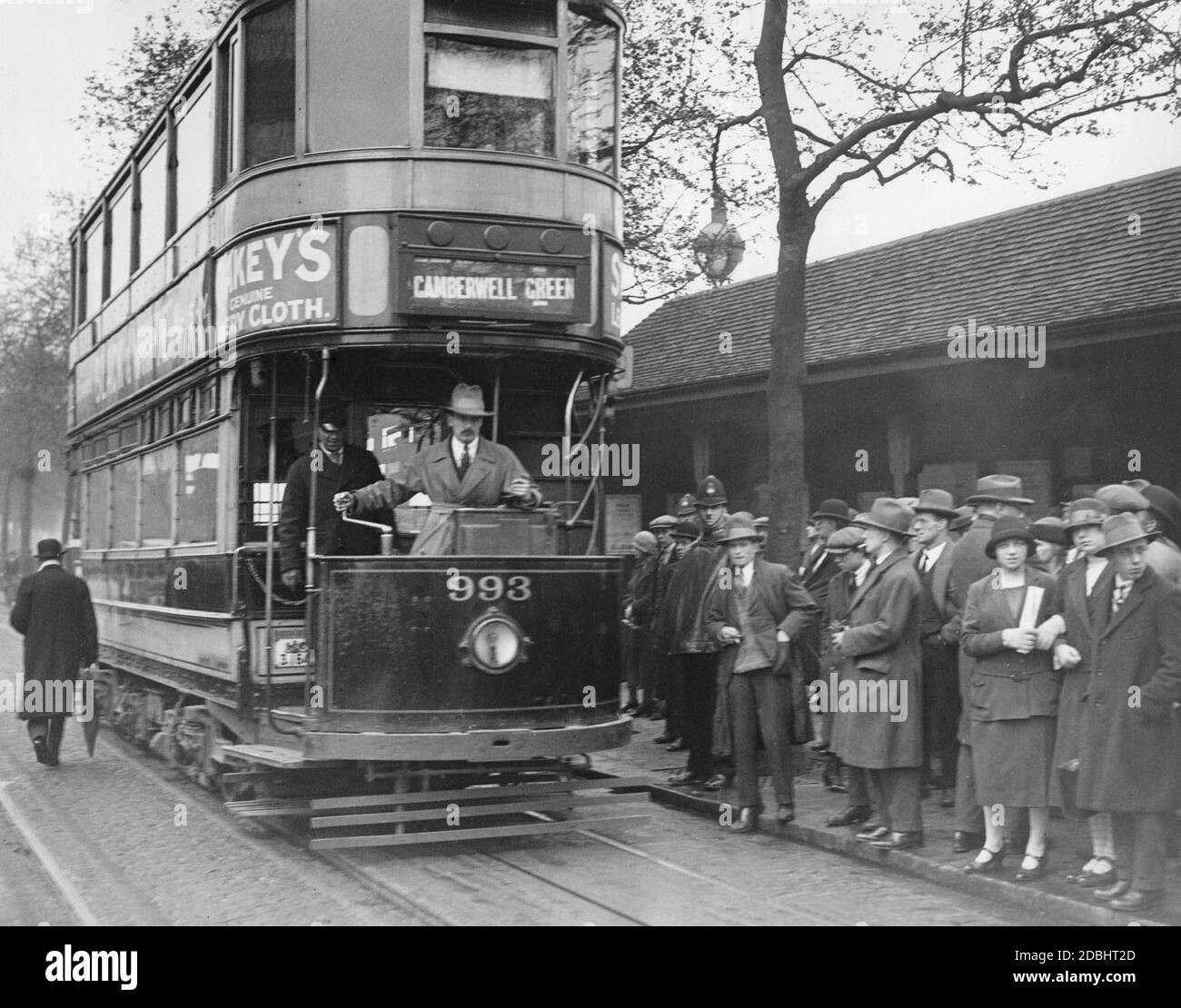 Durante lo sciopero generale a Londra, un autista di autobus volontario sta guidando un autobus a due piani invece dei lavoratori che colpiscono. Foto Stock