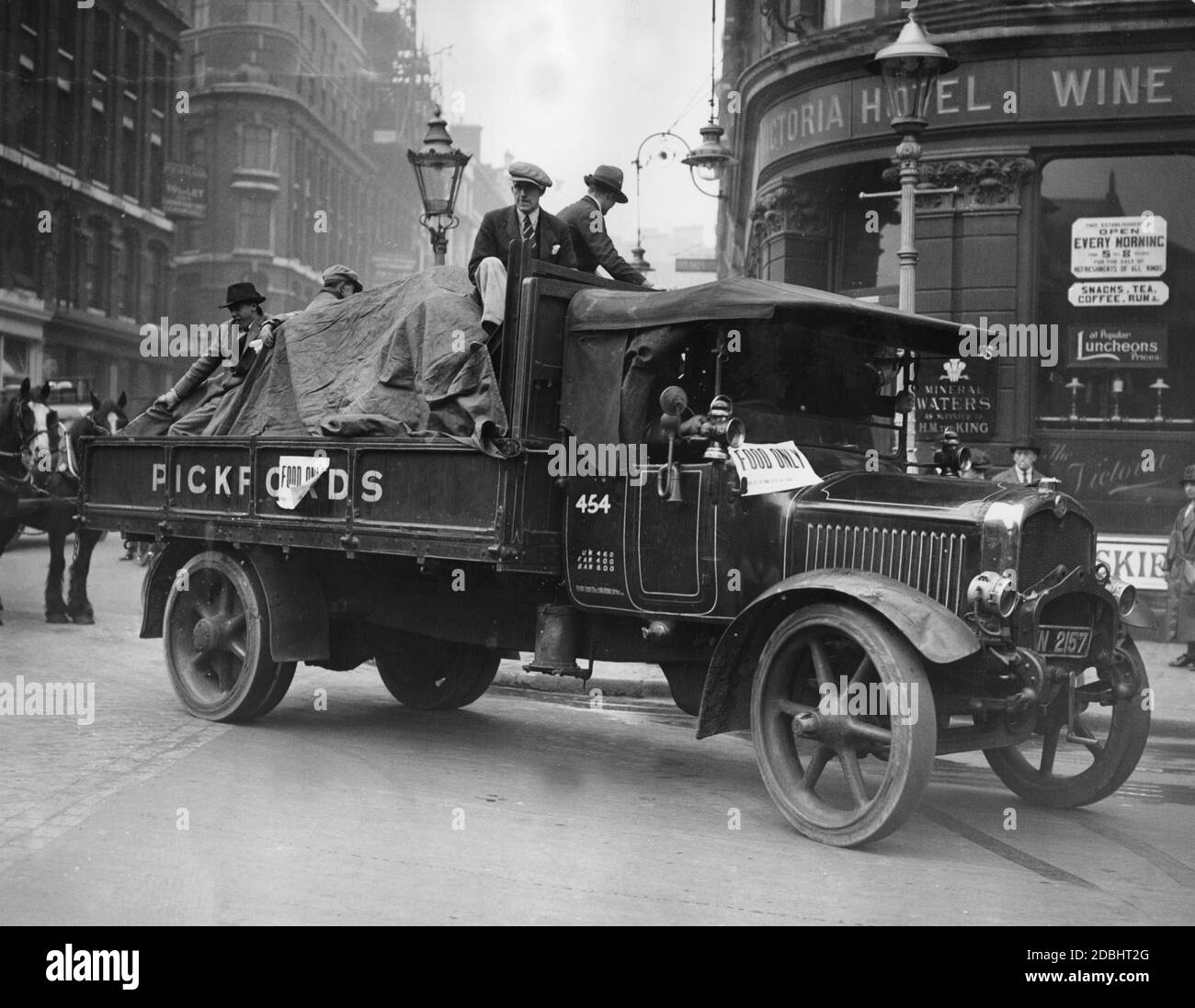 Un camion custodito trasporta il cibo allo Smithfield Market di Londra. (foto non datata) Foto Stock