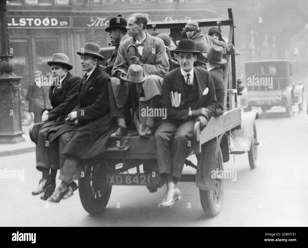 Gli uomini d'affari di Londra si trovano in città sul retro di un camion durante uno sciopero dei trasporti locali. (foto non datata) Foto Stock