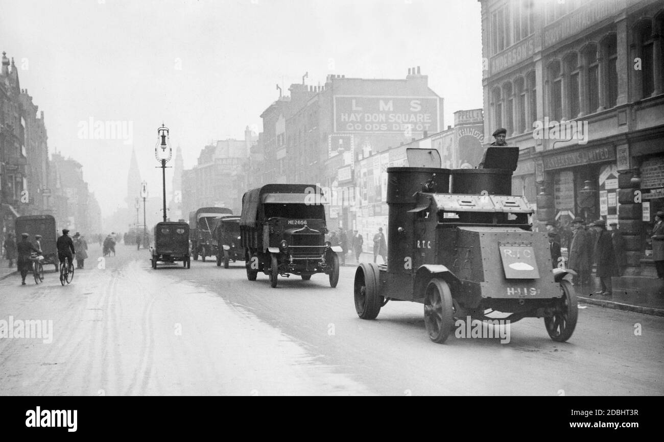 Durante lo sciopero generale di Londra, un convoglio sorvegliato trasporta le consegne di cibo dal porto attraverso il quartiere londinese di Whitechapel, nell'East End. Foto Stock
