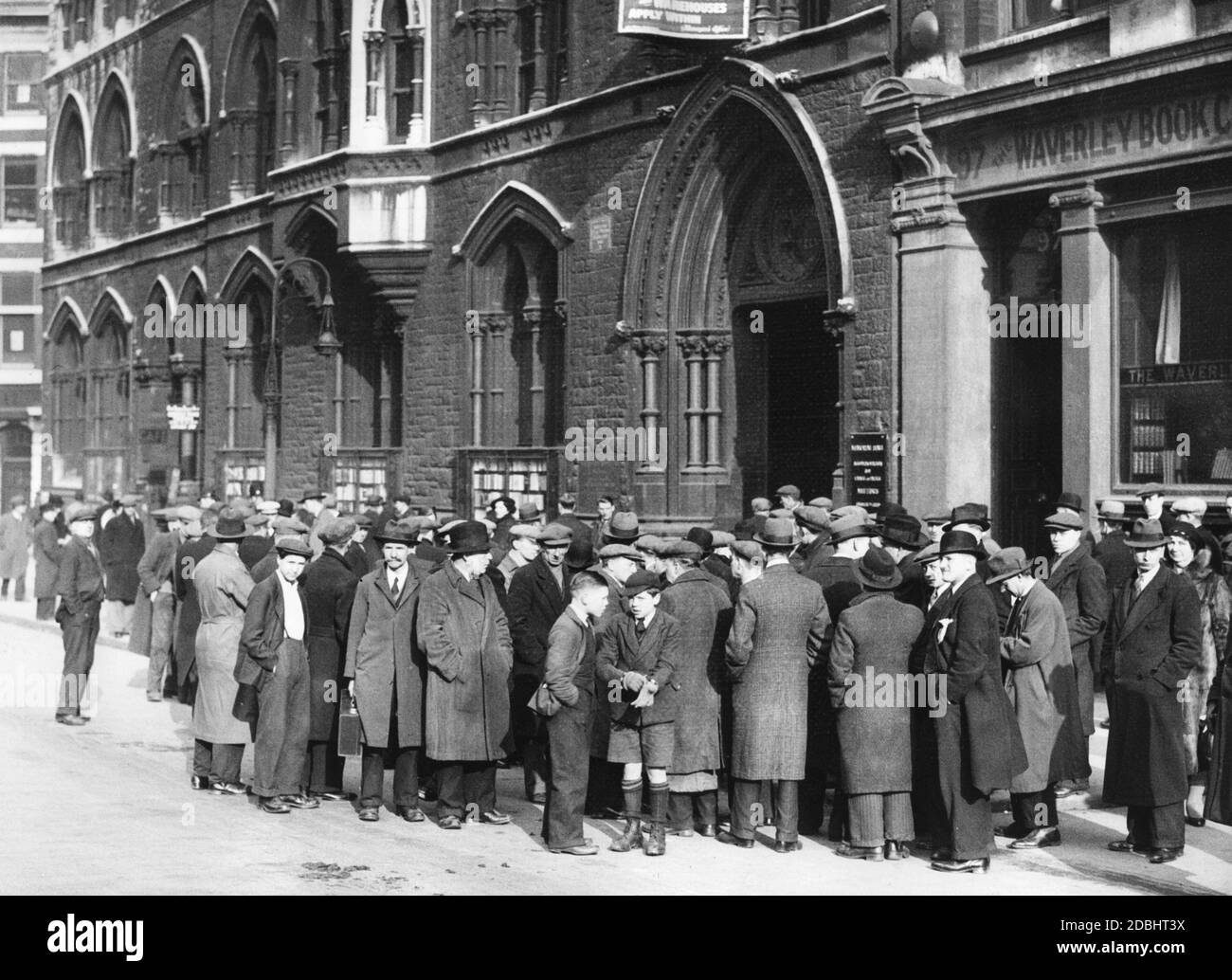 Un gruppo di lavoratori si è riunito per un incontro sindacale di fronte alla Memorial Hall in Farringdon Street. Gli scioperi chiedono condizioni di lavoro e salari migliori per i lavoratori dello Smithfield Market di Londra. Foto Stock