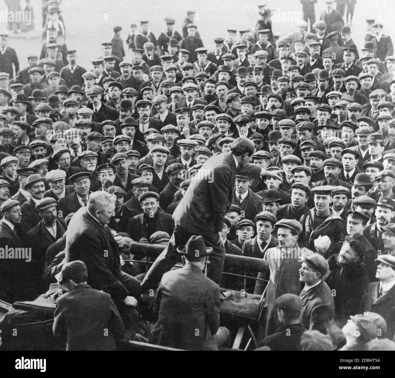 Uno dei numerosi raduni di protesta in Gran Bretagna durante il conflitto costituzionale del 1909/10. Il conflitto è stato innescato dal veto della Camera dei Lord di tutti i conti della Camera dei Comuni. Foto Stock