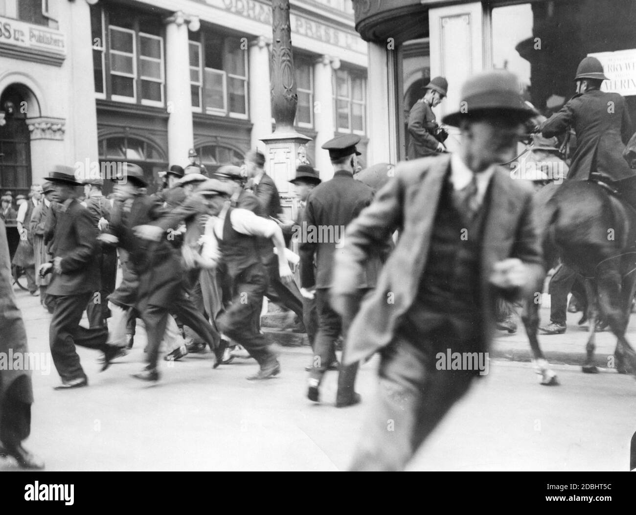 I poliziotti montati disperdono un raduno di dimostranti a Bow Street di Londra. Foto Stock