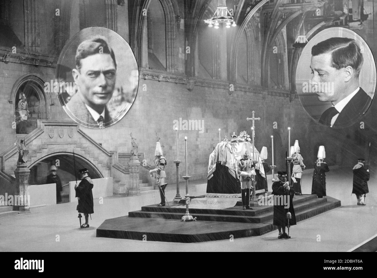 Posa in stato della bara incoronata e spaventa di Re Giorgio V all'Abbazia di Westminster dopo la sua morte il 20 gennaio 1936, con ritratti di Edoardo VIII (a destra) e del Principe Alberto (a sinistra, da dicembre dopo le dimissioni del fratello maggiore, Re Giorgio VI). Foto Stock