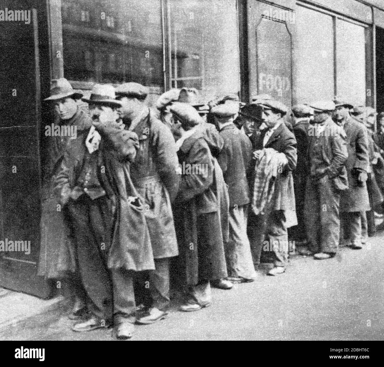 Disoccupati inglesi di fronte ad una stazione di razioni dell'Esercito della salvezza. Secondo i dati ufficiali, il numero dei disoccupati è stato di 750,000 nel dicembre 1940. (foto non datata) Foto Stock
